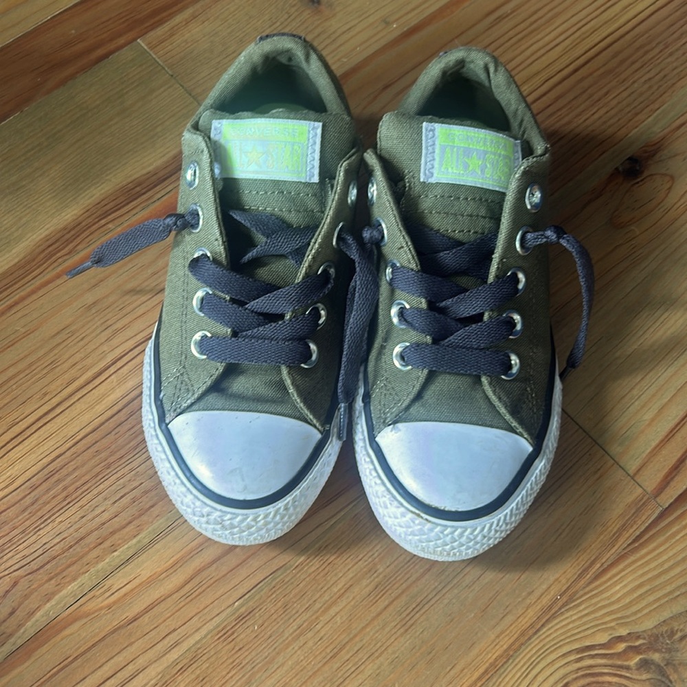 Kids Converse AllStars Chuck Taylor’s army green